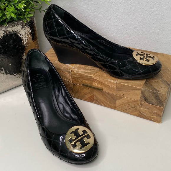 Tory Burch Black Patent Leather Quilted Wedge Heel Pumps Gold Logo Designer SZ 7 - Picture 1 of 8